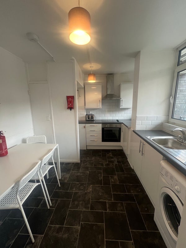 3 Bed Flat, Voltaire, SE5 photo 4