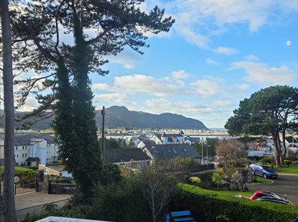 2 Bed Flat, Tudor Court, LL31