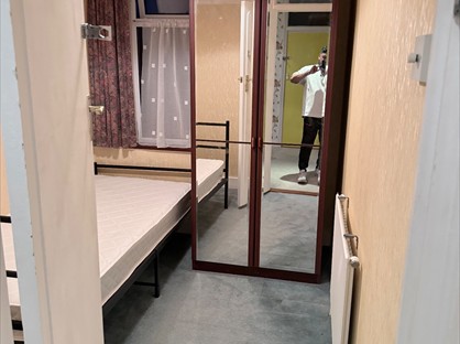 Room in a Shared House, London, RM11
