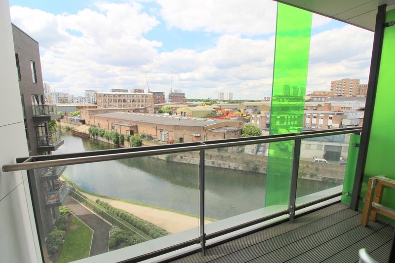 Tower Hamlets, London - Room in a Shared House, Yeoman Court, E14 - To ...