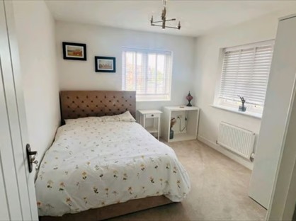 Room in a Shared House, London, RH6