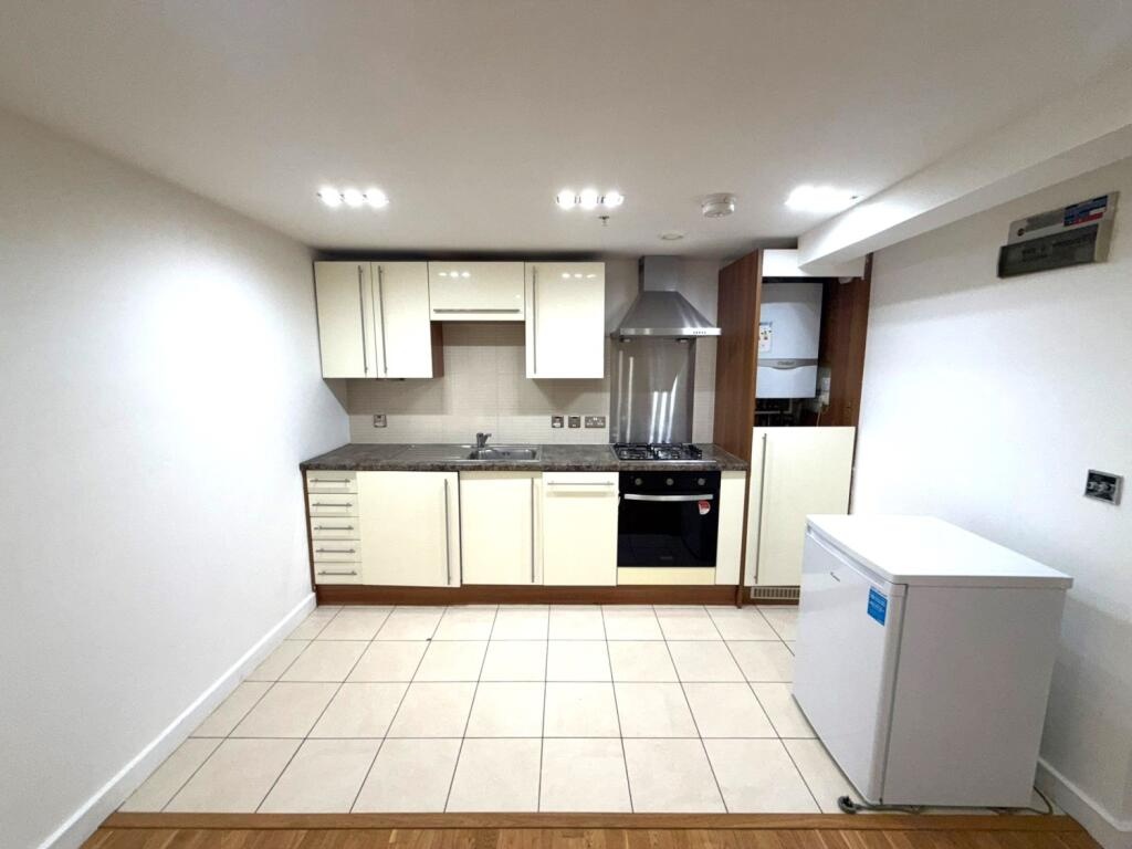 Harrow - 2 Bed Flat, Botwell Court, HA1 - To Rent Now for £1,800.00 p/m