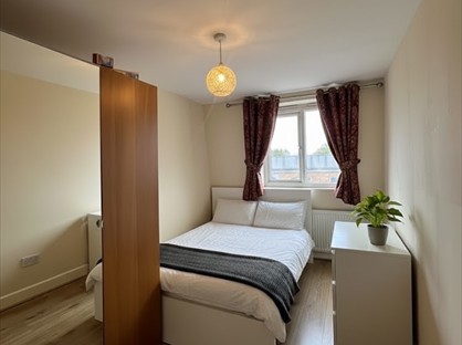 2 Bed Flat, High Street Colliers Wood, SW19