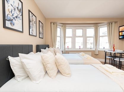 Studio Flat, Queens Park Road, BH8