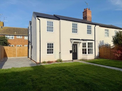 4 Bed Semi-Detached House, Merstow Place, WR11