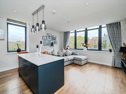 2 Bed Flat, Littleworth Road, KT10