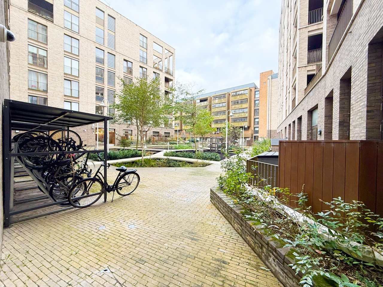 London - 1 Bed Flat, Kimpton Court, N4 - To Rent Now for £2,450.00 p/m