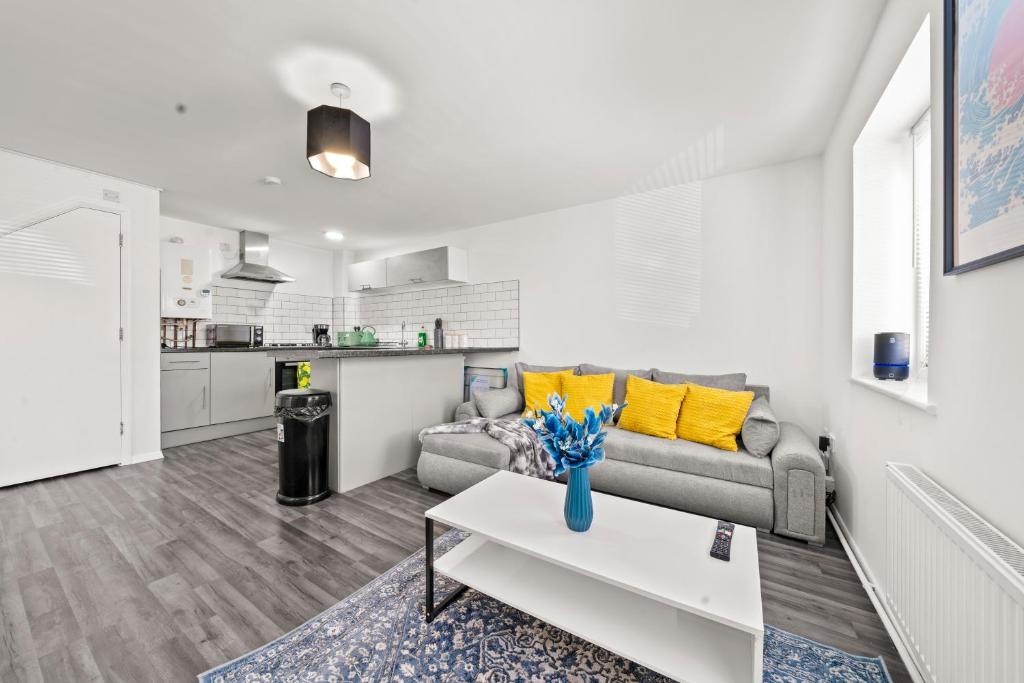 Additional image 3 of 2 Bed Flat, Manor House Lane, BS14, N1 7GU