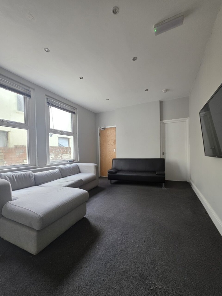 7 Bed Semi-Detached House, Pen-Y-Wain Road, CF24, N1 7GU