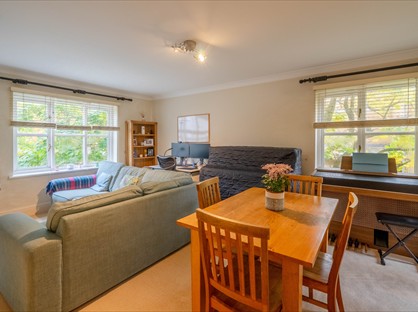 2 Bed Flat, Beaumont Court, SW19