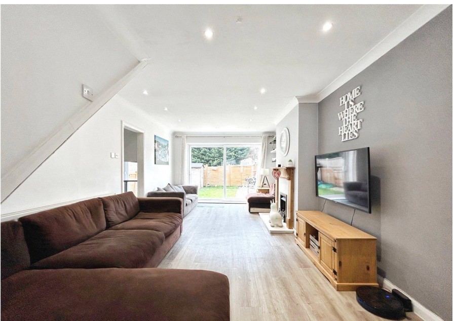 Blackwater, Camberley - 4 Bed Terraced House, Holly Way, GU17 - To Rent ...
