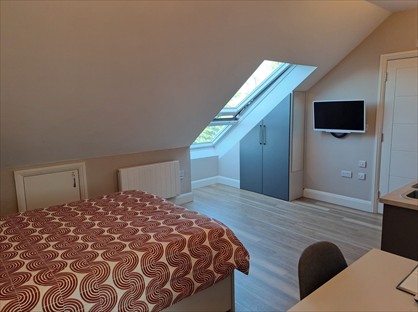 Studio Flat, Redwood Drive, KT19