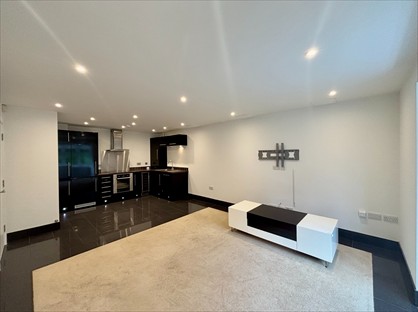 1 Bed Flat, Chesham Heights, KT20