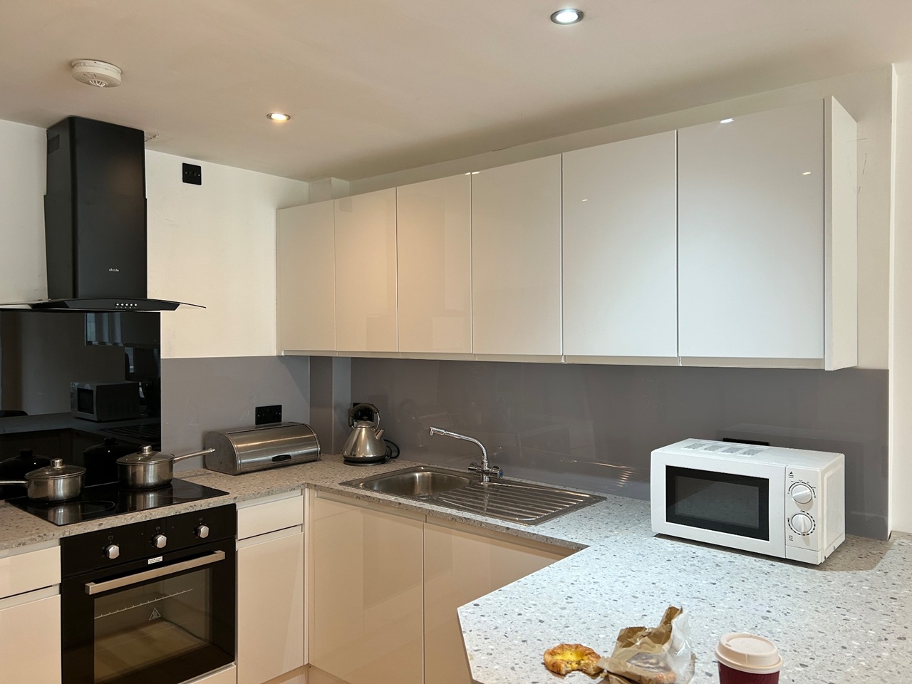 1 Bed Flat, The Boulevard, LS10 photo 2