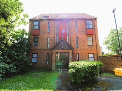 Studio Flat, Pilgrims Close, N13