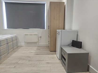 Studio Flat, Lansbury Drive, UB4