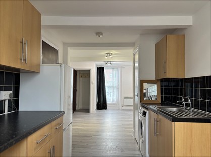 2 Bed Flat, Redecorated Ground And Lower Ground, RG1