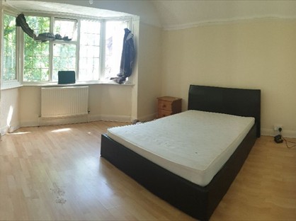 Room in a Shared House, Knightwood Crescent, KT3