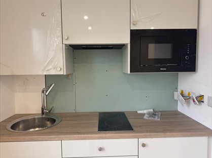 Studio Flat, Fernhill Road, GU14