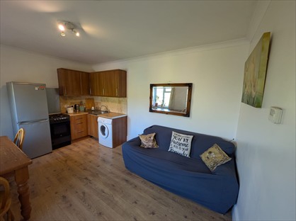 1 Bed Flat, Bourne Grove, GU10