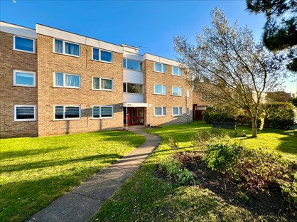 2 Bed Flat, Woodhaven Gardens, IG6
