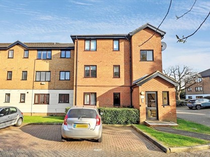 2 Bed Flat, Parrotts Field, EN11