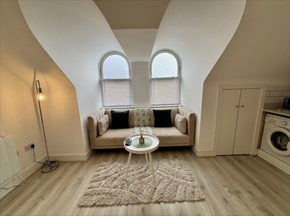 1 Bed Flat, Churchward House, KT16