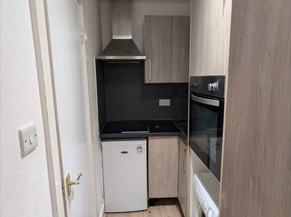 Studio Flat, Burlington Road, KT3