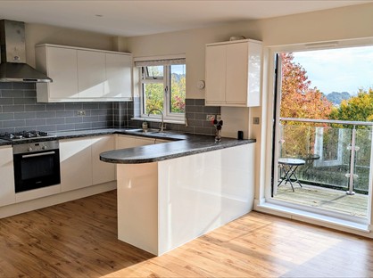 2 Bed Flat, Windwood, RH1