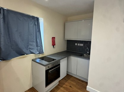 Studio Flat, Station Road, CR3