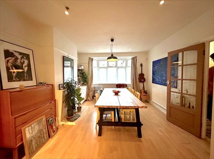 3 Bed Semi-Detached House, Dagnall Park, SE25