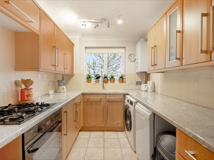 2 Bed Flat, Whitehaven Close, BR2