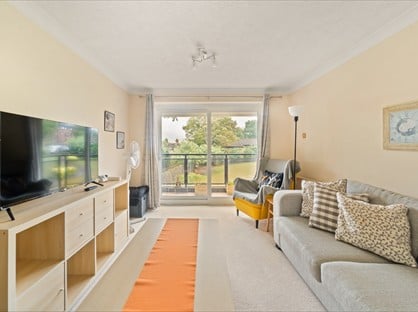 2 Bed Flat, Whitehaven Close, BR2
