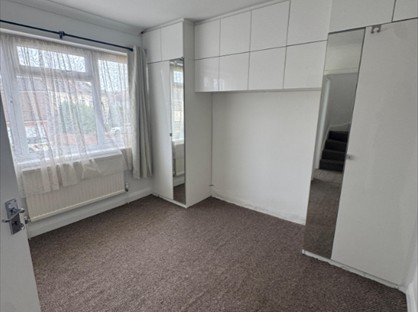 5 Bed Semi-Detached House, London, RM5