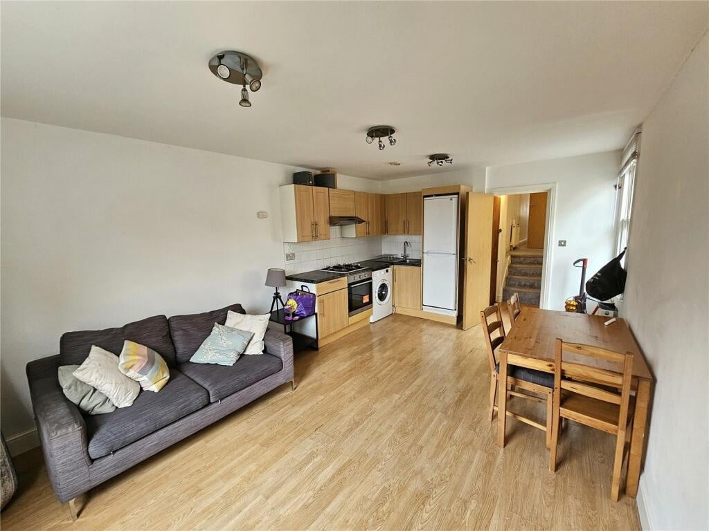 2 Bed Flat, Heyford Terrace, SW8
