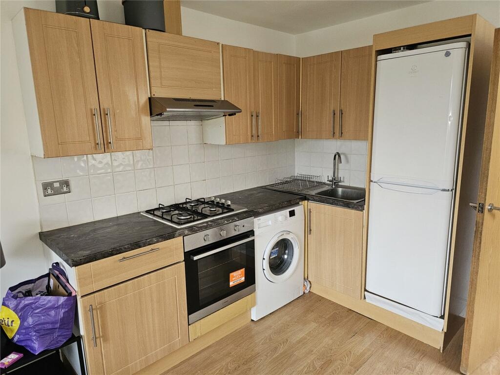 2 Bed Flat, Heyford Terrace, SW8 photo 3