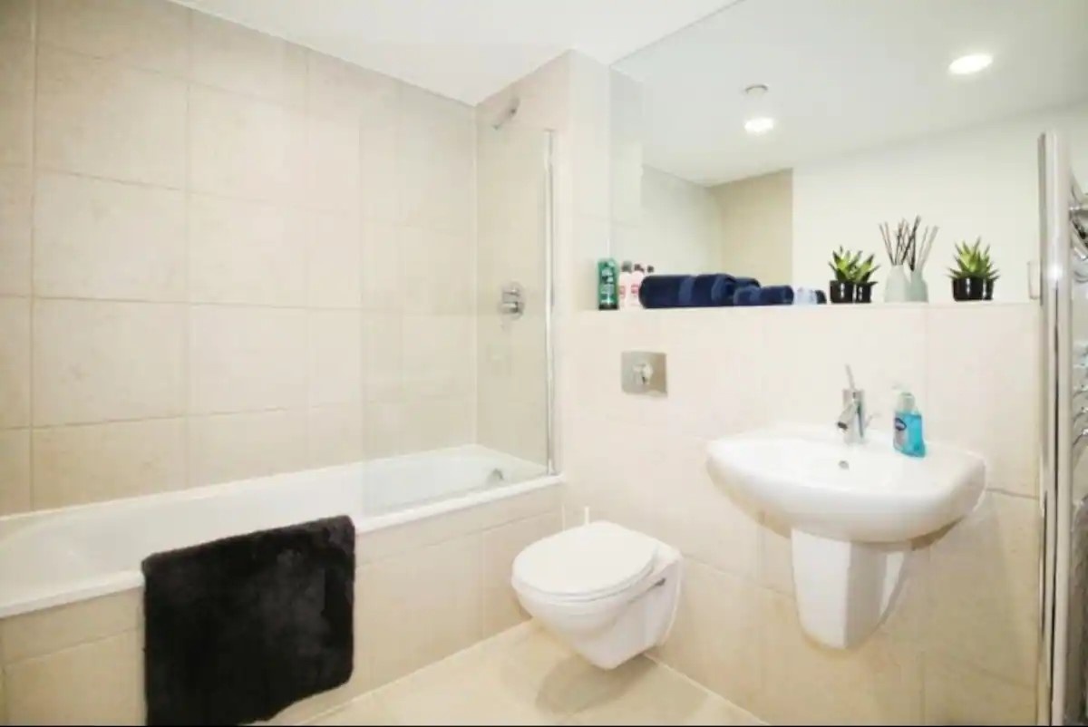 2 Bed Flat, Wellington Street, LS1 photo 5