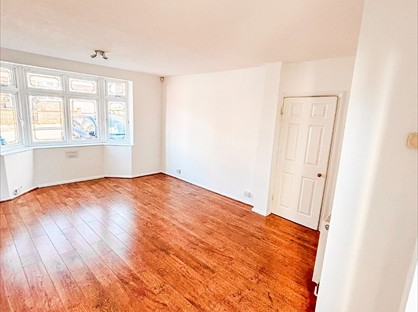 3 Bed Terraced House, Smeaton Road, IG8