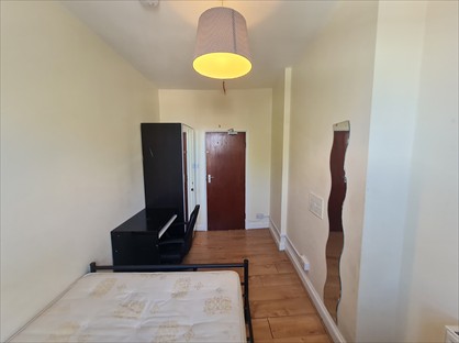 Studio Flat, Mile End Road, E1