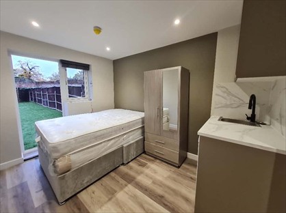 Studio Flat, Summerhouse Lane, UB7