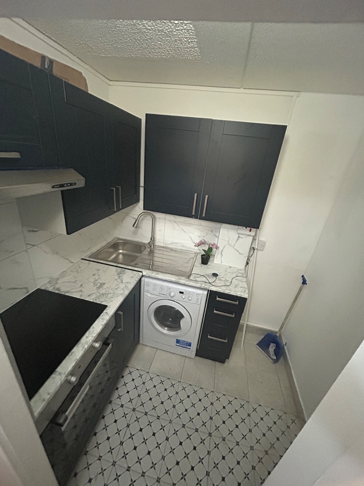 2 Bed Flat, Francis Chichester Way, SW11