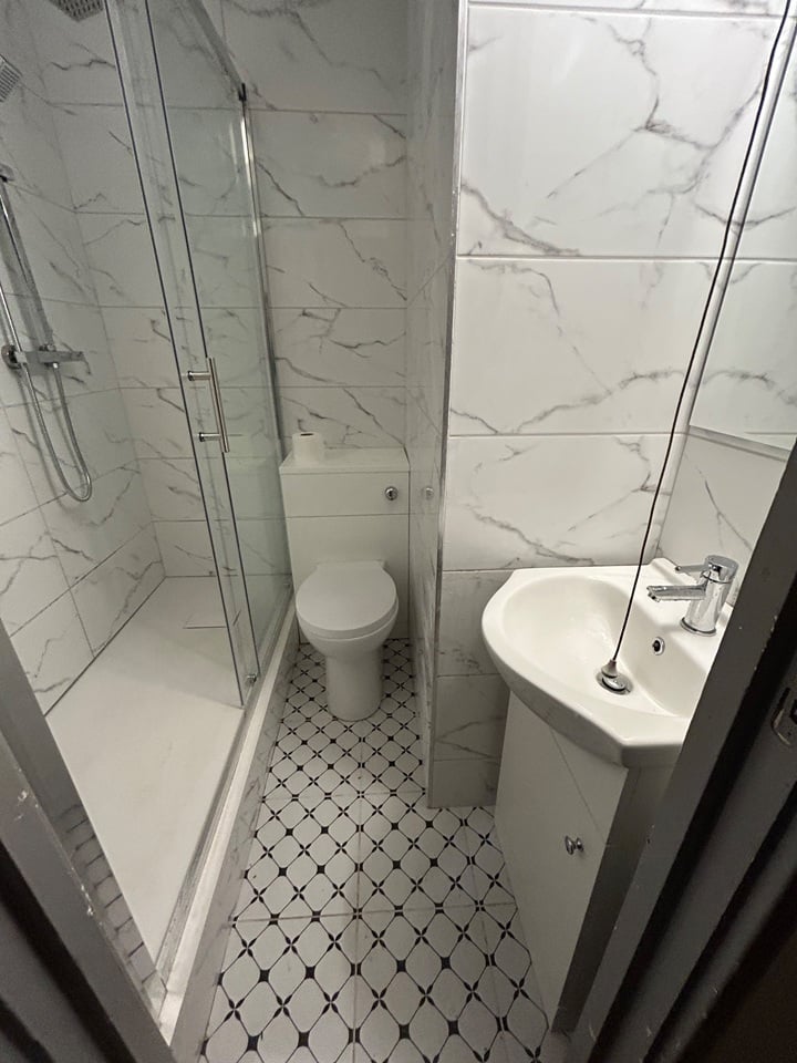 2 Bed Flat, Francis Chichester Way, SW11 photo 4