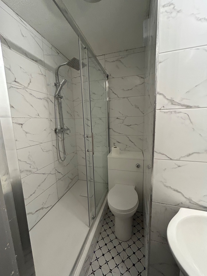 2 Bed Flat, Francis Chichester Way, SW11 photo 5