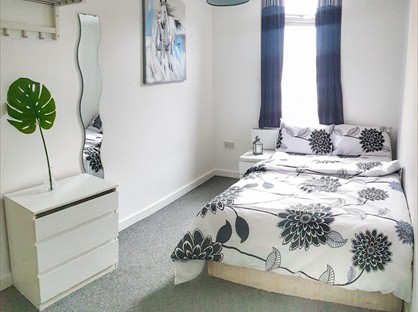 Room in a Shared House, Cross Street, WV13