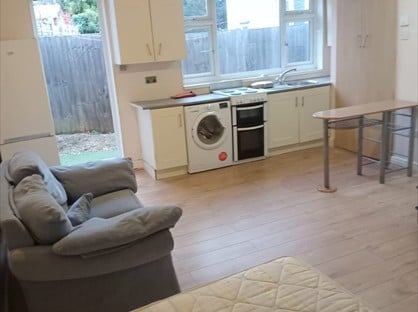 1 Bed Flat, Stradbroke Grove, IG5
