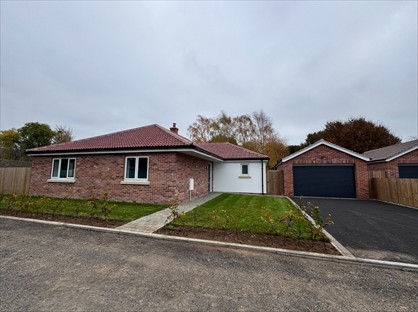 3 Bed Bungalow, Woodland Walk, CO13