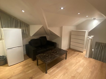 1 Bed Flat, High Street, KT3