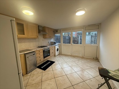 3 Bed Detached House, Lindsey Close, CR4