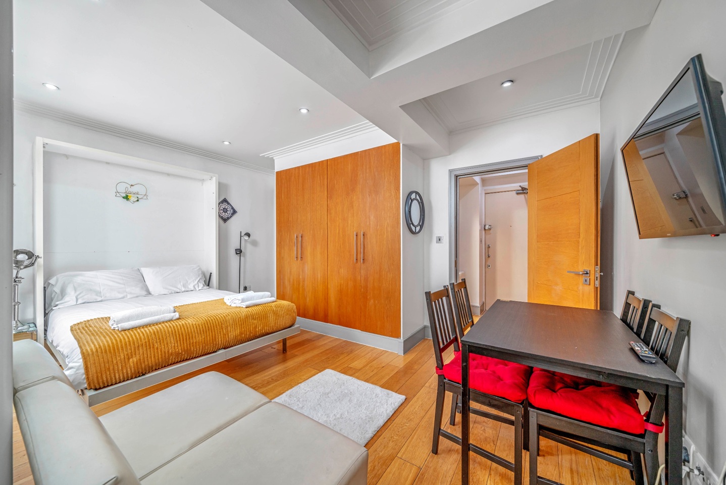 Studio Flat, Forset Court, W2