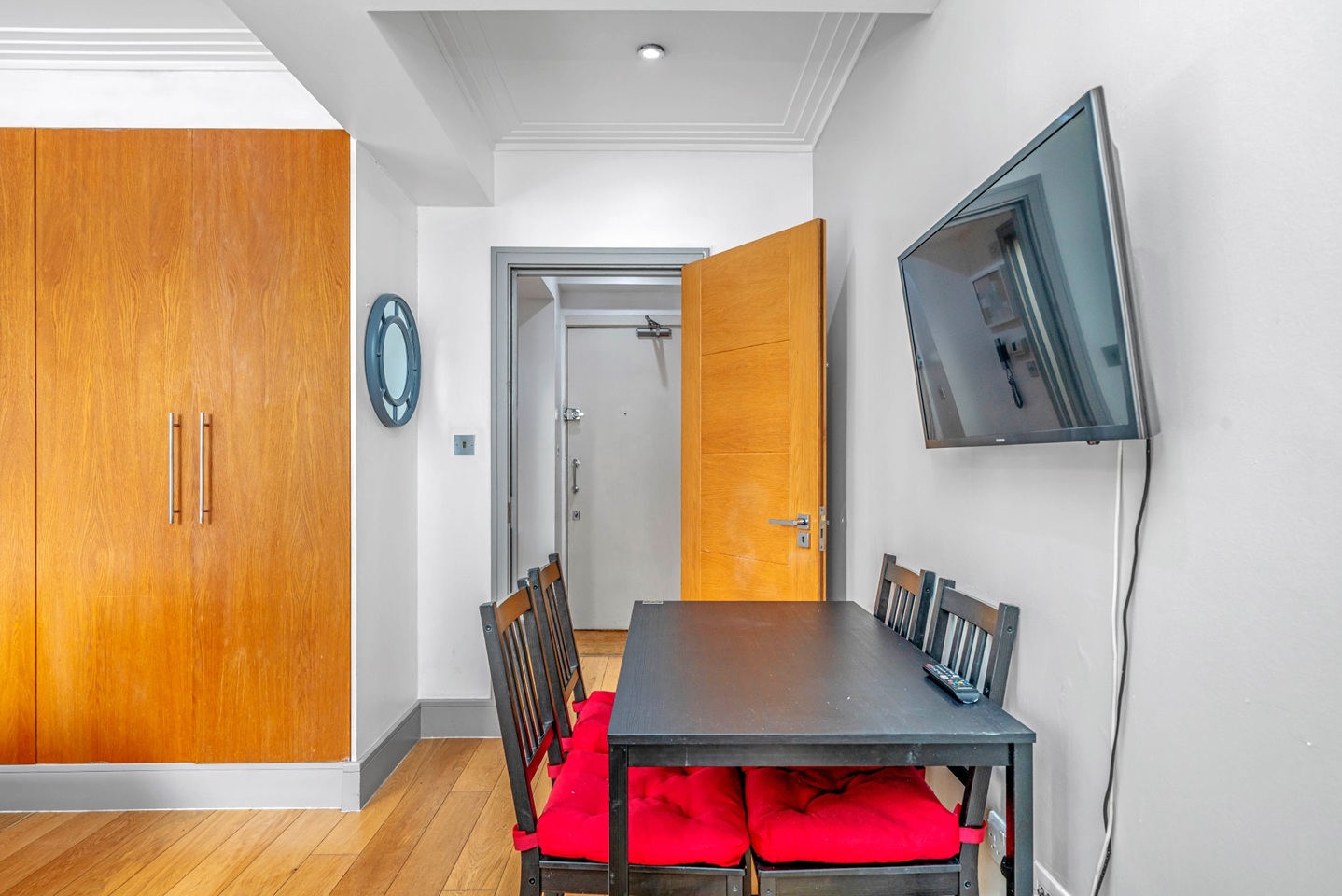 Studio Flat, Forset Court, W2 photo 3